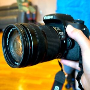 Used in great condition canon eos rebel t6s